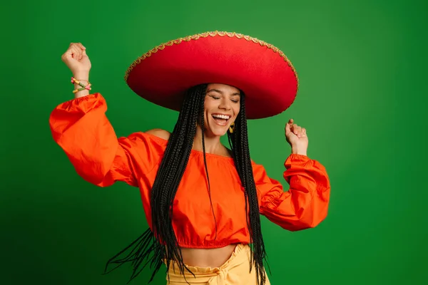 Красива Молода Мексиканка Сомбреро Виглядає Щасливою Під Час Танців Зеленому — стокове фото