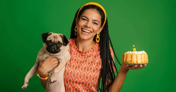 Feliz Joven Hispana Mujer Llevando Lindo Perro Pug Pastel Cumpleaños —  Fotos de Stock