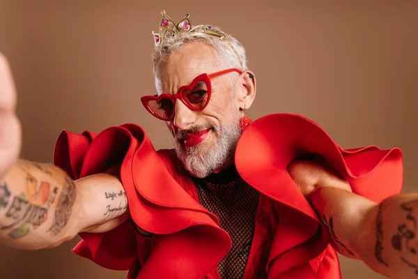 Αυτοπεποίθηση Ώριμος Γκέι Άντρας Όμορφο Κόκκινο Φόρεμα Κάνοντας Πορτρέτο Του — Φωτογραφία Αρχείου