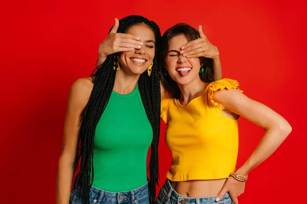 Dos Mujeres Jóvenes Alegres Colorido Desgaste Cubriendo Los Ojos Uno —  Fotos de Stock