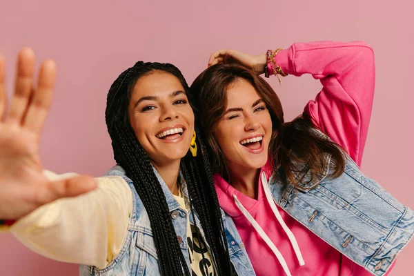 Dos Mujeres Jóvenes Alegres Ropa Colorida Abrazando Sonriendo Contra Fondo —  Fotos de Stock