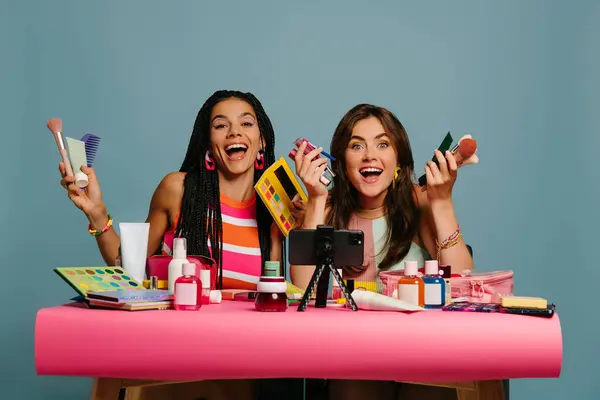 Dos Influencers Femeninas Felices Sosteniendo Varios Productos Belleza Mientras Graban —  Fotos de Stock