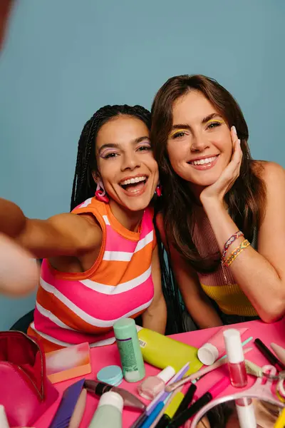 Dva Šťastné Ženské Krásy Vloggers Dělat Selfie Zatímco Sedí Stolu — Stock fotografie