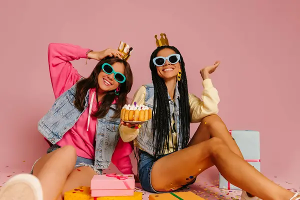 Dos Mujeres Jóvenes Juguetonas Sosteniendo Pastel Cumpleaños Sonriendo Mientras Están —  Fotos de Stock