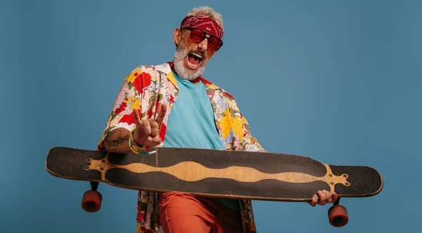 Homme Âgé Ludique Portant Longboard Comme Une Guitare Sentant Comme — Photo