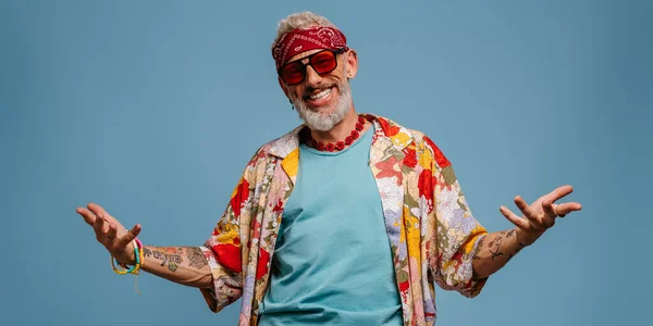 Cool Hipster Senior Hombre Con Estilo Camisa Funky Gesto Sobre — Foto de Stock