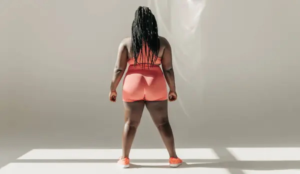 Vue Arrière Pleine Longueur Femme Africaine Taille Tenue Sport Debout — Photo
