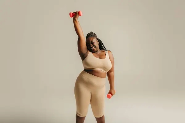 Уверенная Плюс Размер Африканская Женщина Спортивной Одежде Упражняясь Гантелями Студийном — стоковое фото
