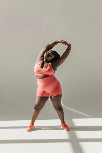 在健身演播室里做伸展运动的全身上下都是自信的非洲女人 — 图库照片