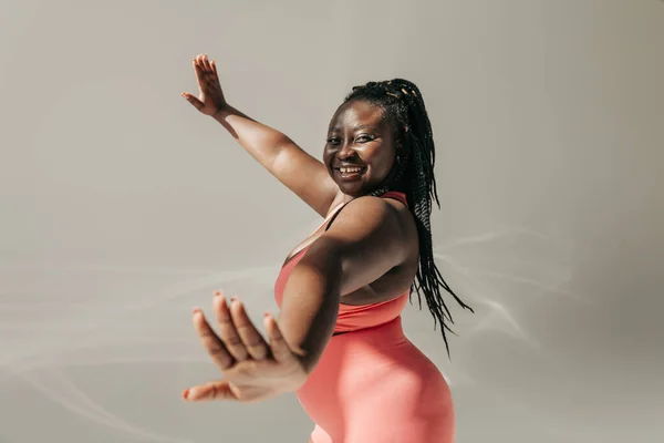 Speelse Afrikaanse Size Vrouw Sportkleding Doen Stretching Oefeningen Fitness Studio — Stockfoto