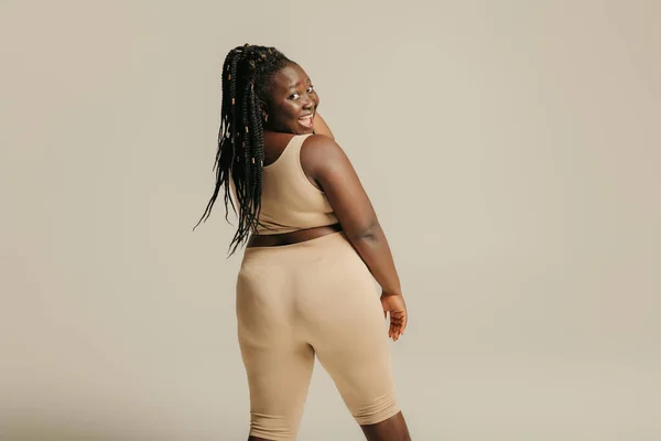 Vue Arrière Femme Africaine Courbée Heureuse Vêtements Sport Regardant Par — Photo