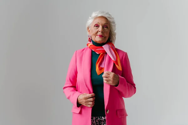 Elegante Senior Vrouw Met Make Modieuze Kleding Stralende Eigenliefde Grijze — Stockfoto