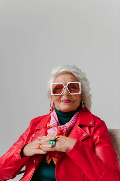 Cool Mujer Mayor Ropa Moda Sentado Silla Cómoda Sobre Fondo — Foto de Stock