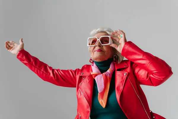 Modieuze Senior Vrouw Rood Leren Jasje Gebaren Uitstralende Vrijheid Grijze — Stockfoto