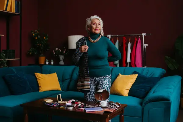 Fiduciosa Donna Anziana Con Trucco Che Indossa Vestiti Alla Moda — Foto Stock