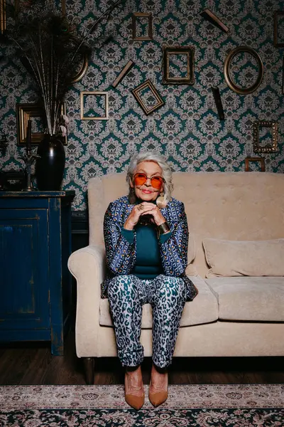 高級な美しい高齢女性は レトロスタイルの家でリラックスしながら 信頼と富を放射する服を着ます — ストック写真