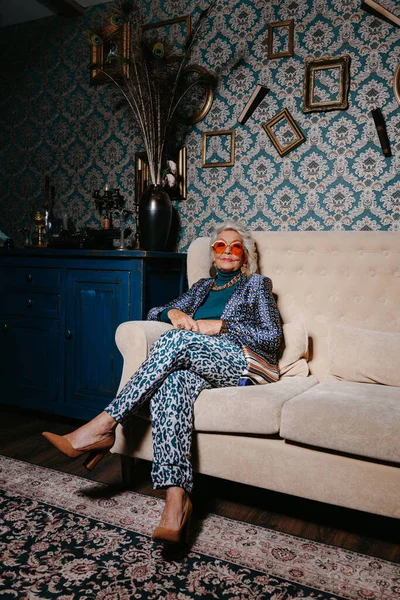 Mulher Sênior Moda Moda Desgaste Luxo Sentado Sofá Confortável Casa — Fotografia de Stock