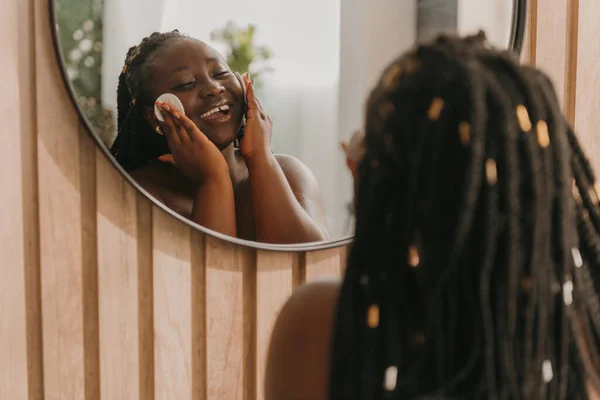 Happy Taille Femme Africaine Nettoyage Visage Avec Coton Regarder Miroir — Photo