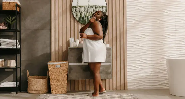 Mooie Size Afrikaanse Vrouw Bedekt Met Handdoek Reinigen Gezicht Met — Stockfoto