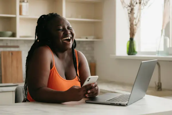 Radostné Velikost Africká Žena Mluví Mobilním Telefonu Pomocí Notebooku Při — Stock fotografie