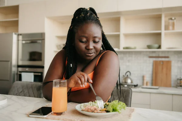 Όμορφη Συν Μέγεθος Αφρικανική Γυναίκα Απολαμβάνοντας Υγιεινό Φαγητό Για Μεσημεριανό — Φωτογραφία Αρχείου