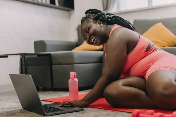 Radostný Baculatý Velikost Africké Ženy Sportovním Oblečení Pomocí Notebooku Zatímco — Stock fotografie