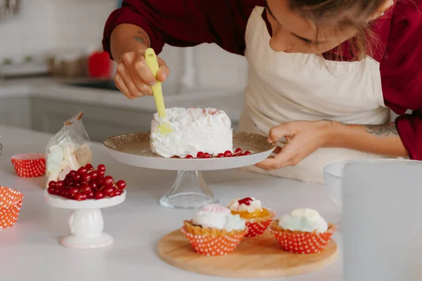Mutfağında Pasta Süslerken Krem Şanti Uygulayan Yetenekli Kadın Pasta Şefinin — Stok fotoğraf