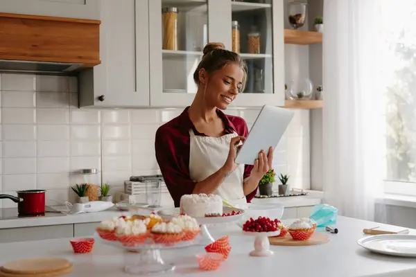 Smiling Female Pastry Chef Using Digital Tablet While Preparing Cakes — Stock Photo, Image