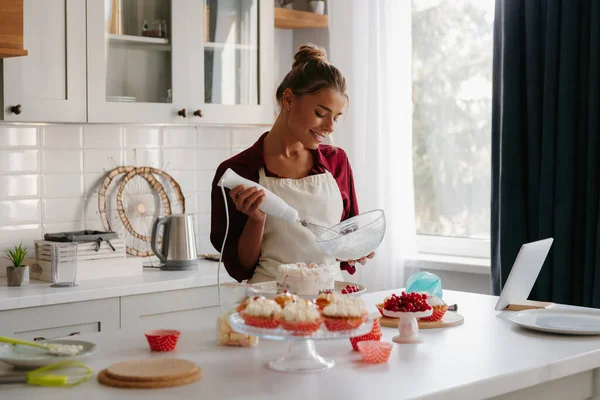 Confident Female Confectioner Preparing Whipped Cream While Making Cake Domestic — Stock Photo, Image
