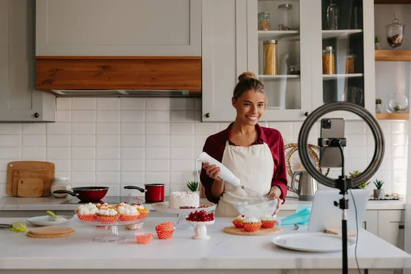 Mutlu Kadın Pasta Şefi Çırpma Kreması Yaparken Mutfağında Pasta Yapıyor — Stok fotoğraf