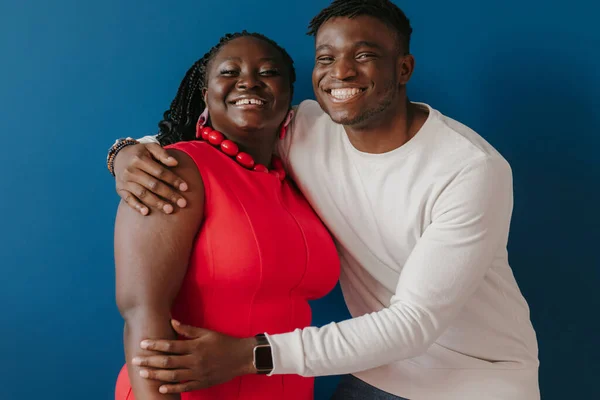 Güzel Genç Afrikalı Çift Mavi Arka Planda Birlikte Dururken Kucaklaşıp — Stok fotoğraf
