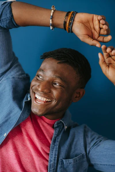 Красивий Молодий Африканський Чоловік Повсякденному Одязі Посміхається Жестикулює Синьому Фоні — стокове фото