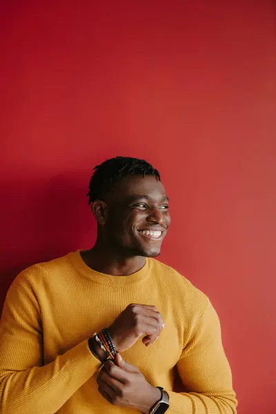 Портрет Красивого Молодого Африканця Повсякденному Одязі Посміхається Стоячи Червоному Тлі — стокове фото