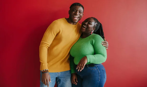 Güzel Genç Afrikalı Çift Sarılıyor Mutlu Görünüyorlar Kırmızı Arka Planda — Stok fotoğraf