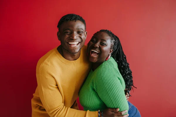 Güzel Genç Afrikalı Çift Kırmızı Arka Planda Birlikte Dururken Kucaklaşıp — Stok fotoğraf
