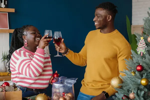 Feliz Joven Pareja Africana Disfrutando Del Vino Tinto Mientras Decoran — Foto de Stock