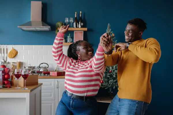 Mutlu Genç Afrikalı Çift Evde Birlikte Yeni Yılı Kutlarken Dans — Stok fotoğraf