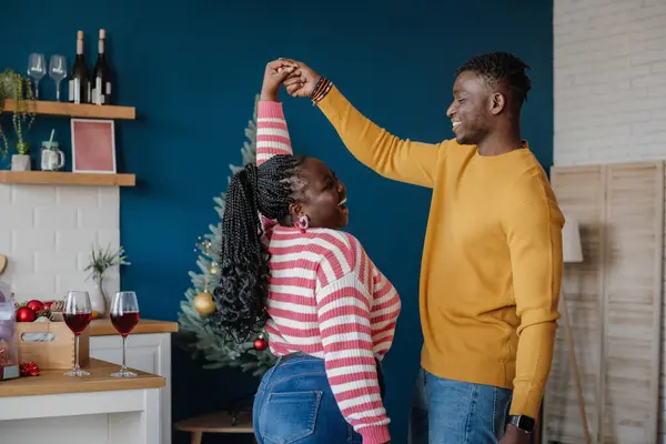 Beau Jeune Couple Africain Dansant Souriant Tout Célébrant Nouvel Maison — Photo