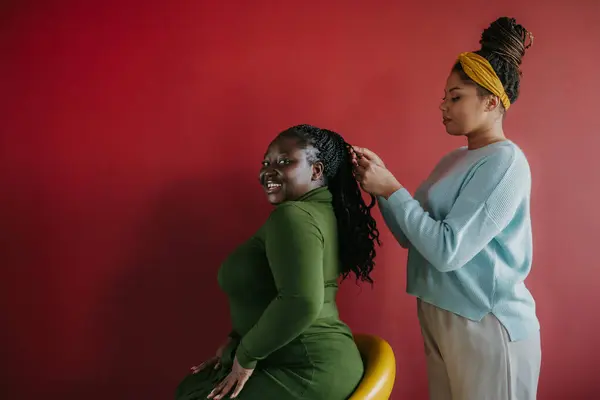 Coiffeur Africain Confiant Tressant Les Cheveux Une Belle Jeune Femme — Photo