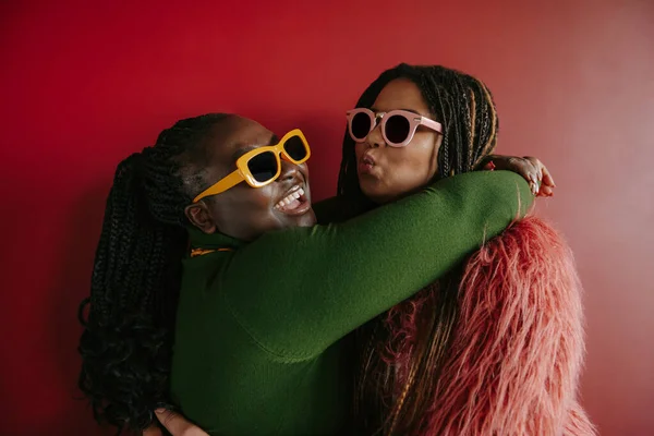 Дві Радісні Плюс Розмір Африканської Жінки Плетеним Волоссям Обіймаються Червоному — стокове фото