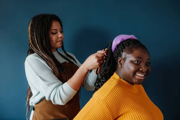 Coiffeur Africain Confiant Tressant Les Cheveux Une Cliente Souriante Sur — Photo