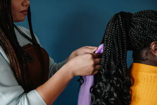 Primo Piano Parrucchiere Africano Treccia Capelli Cliente Femminile Sfondo Blu — Foto Stock