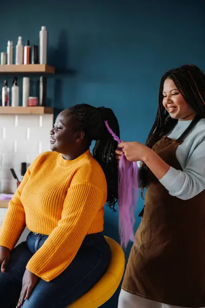 Sebevědomý Africký Kadeřník Pletení Vlasy Usmívající Ženské Zákaznici Salonu — Stock fotografie
