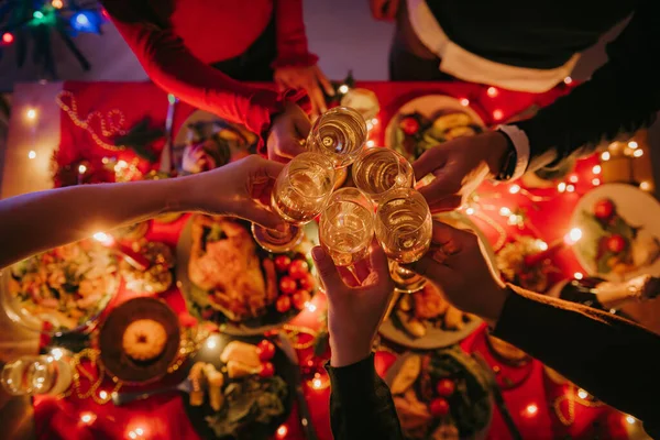 Ovanifrån Människor Skålar Med Champagne Medan Njuter Julafton Vid Det — Stockfoto