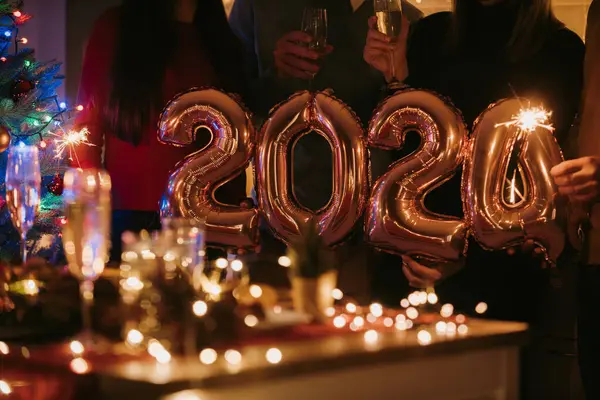 Fotografia Noturna Pessoas Segurando 2024 Números Enquanto Celebra Ano Novo — Fotografia de Stock