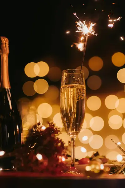 シャンパンとスパークラーでフルートの夜ショットと暖かいボケと大晦日の雰囲気 — ストック写真
