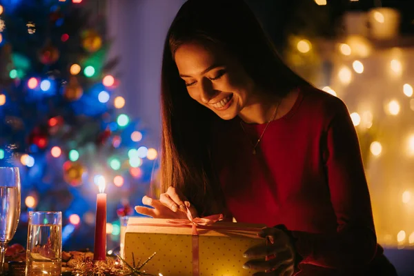 Gelukkig Jong Vrouw Opening Geschenkdoos Onder Het Genot Van Oudejaarsavond — Stockfoto