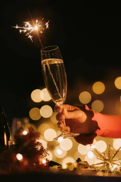 Kvinnlig Hand Håller Flöjt Med Champagne Samtidigt Fira Nyår Vid — Stockfoto