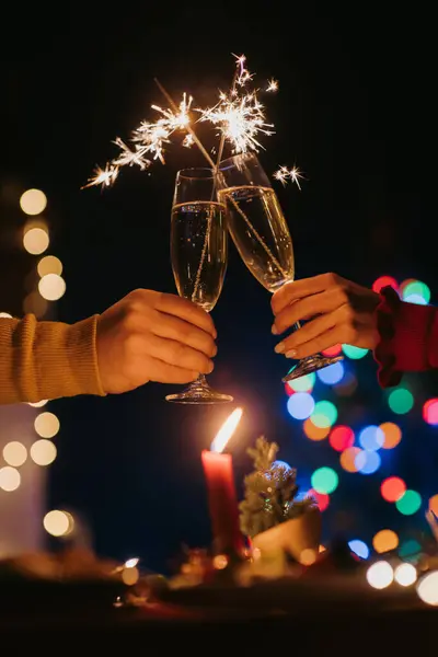Nahaufnahme Eines Paares Das Mit Champagner Anstößt Während Geschmückten Weihnachtstisch — Stockfoto