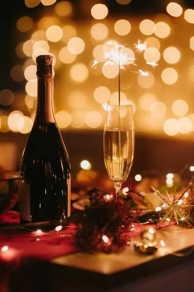 Inga Människor Natt Skott Semesterbord Med Flaska Champagne Med Mysig — Stockfoto